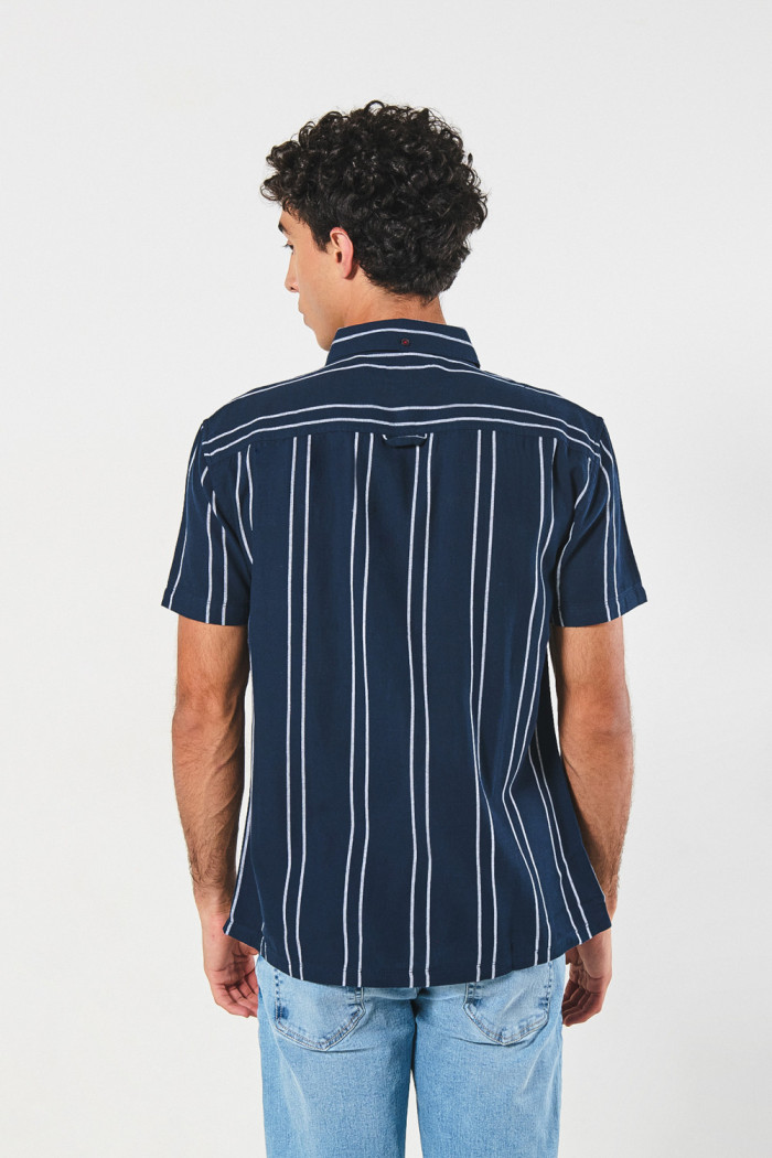 Camisa cuello sport collar unicolor a rayas con manga corta
