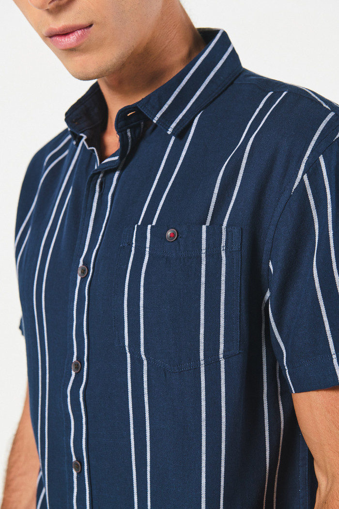 Camisa cuello sport collar unicolor a rayas con manga corta