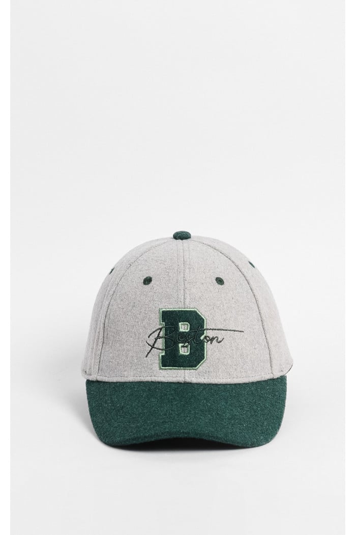 Gorra gris con verde con aplique  y bordado "BOSTON"