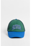 Cachucha trucker verde con bordado college en 3D