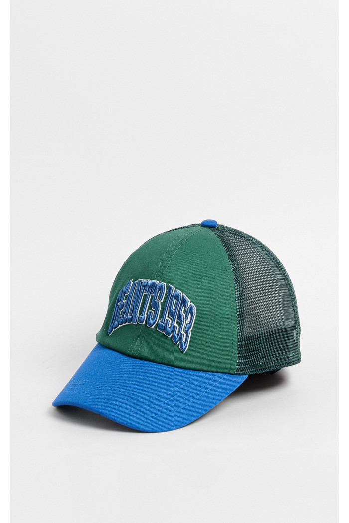 Cachucha trucker verde con bordado college en 3D