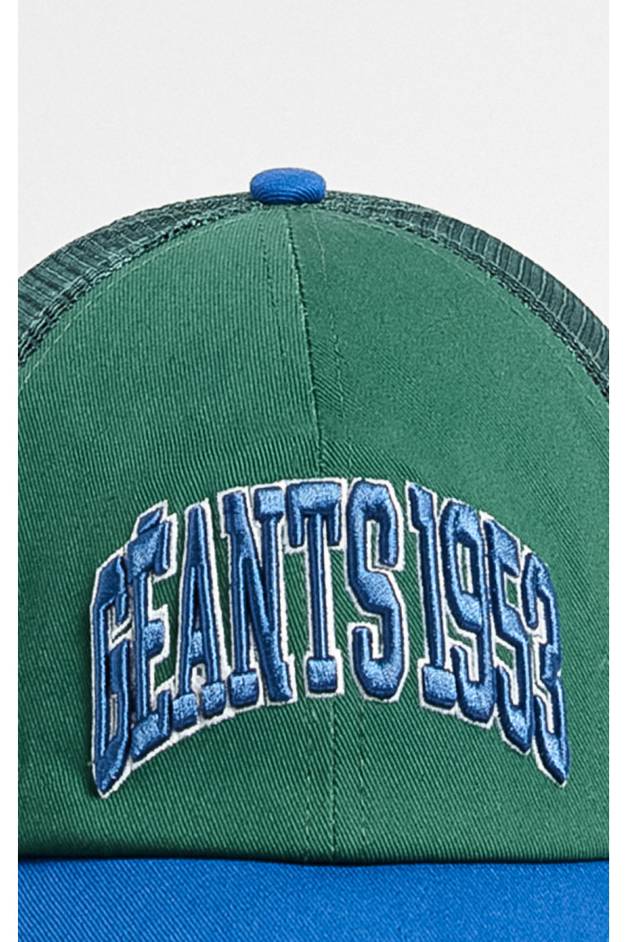 Cachucha trucker verde con bordado college en 3D
