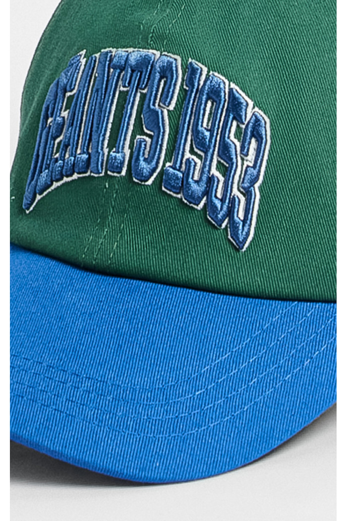 Cachucha trucker verde con bordado college en 3D