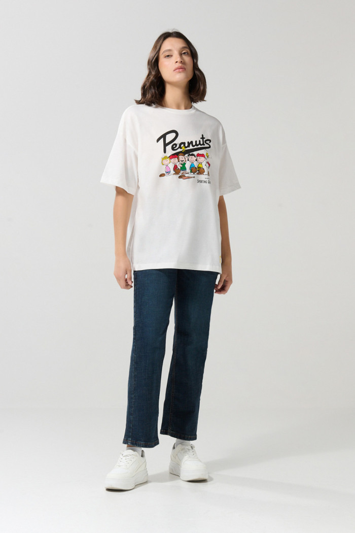 Camiseta crema clara oversize cuello redondo de Snoopy