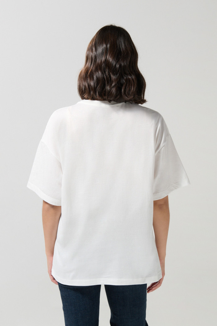Camiseta crema clara oversize cuello redondo de Snoopy