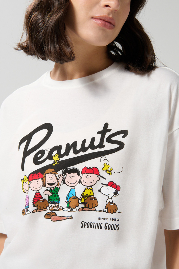 Camiseta crema clara oversize cuello redondo de Snoopy