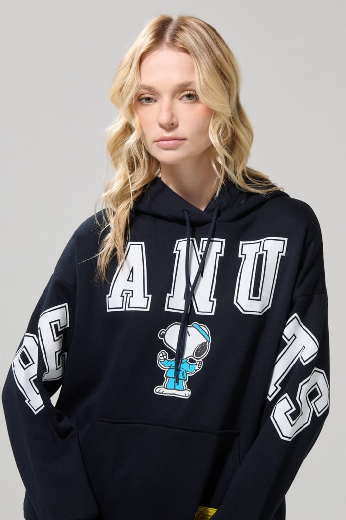 Buzo oversize azul con diseño de Snoopy y capota
