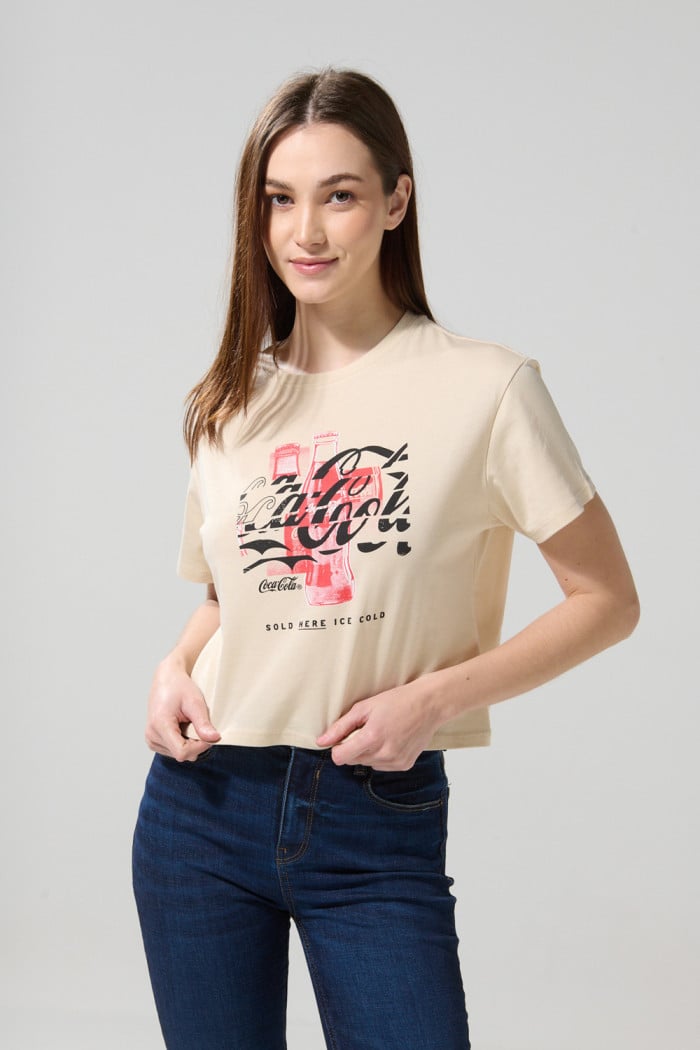Camiseta crema manga corta unicolor para mujer, en algodón, crop top cuello redondo, con estampado en frente de Coca-Cola