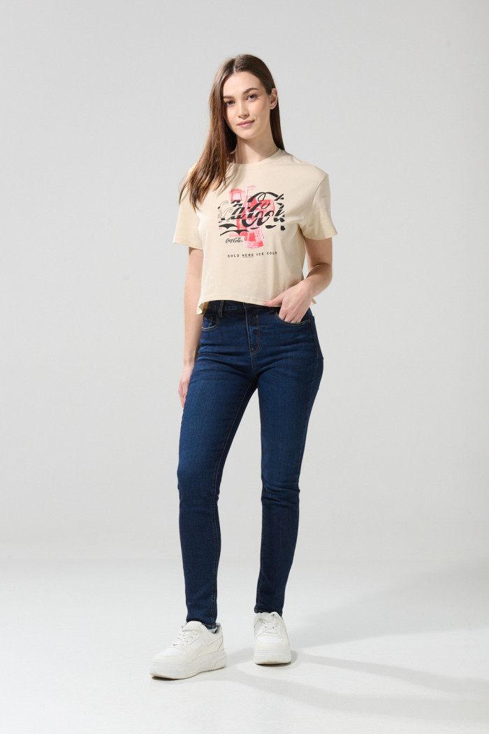 Camiseta crop top kaki clara con estampado de Coca-Cola