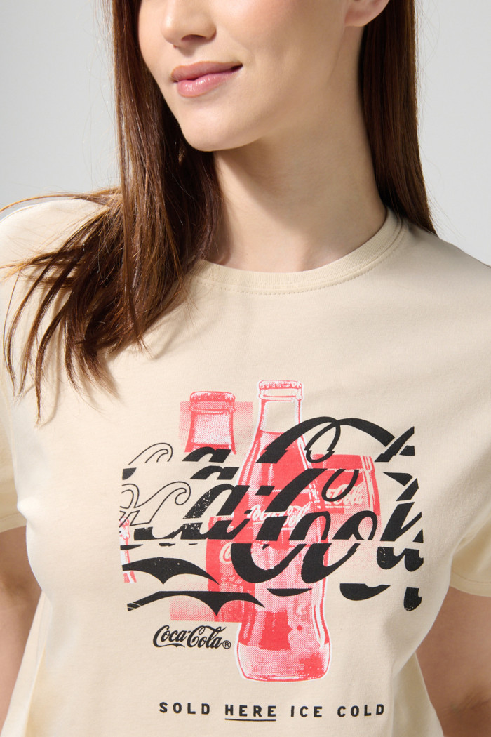 Camiseta crop top kaki clara con estampado de Coca-Cola