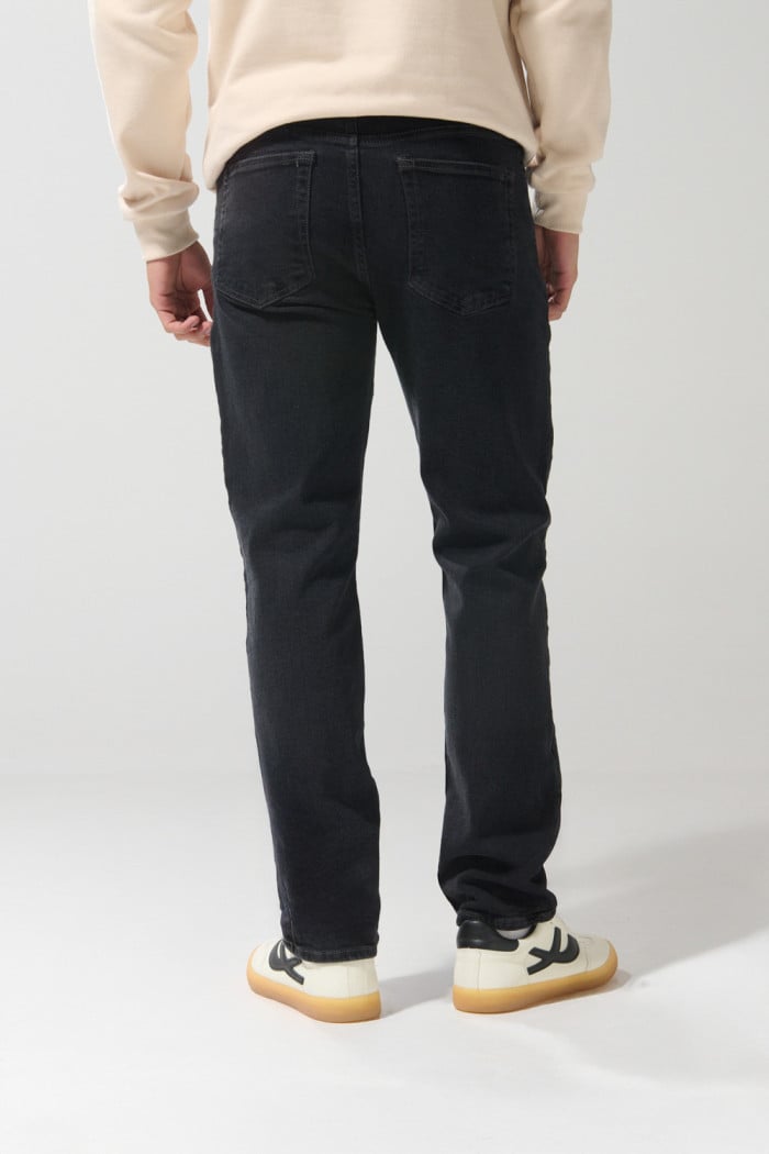 Jean bota recta straight leg gris intenso con tiro bajo