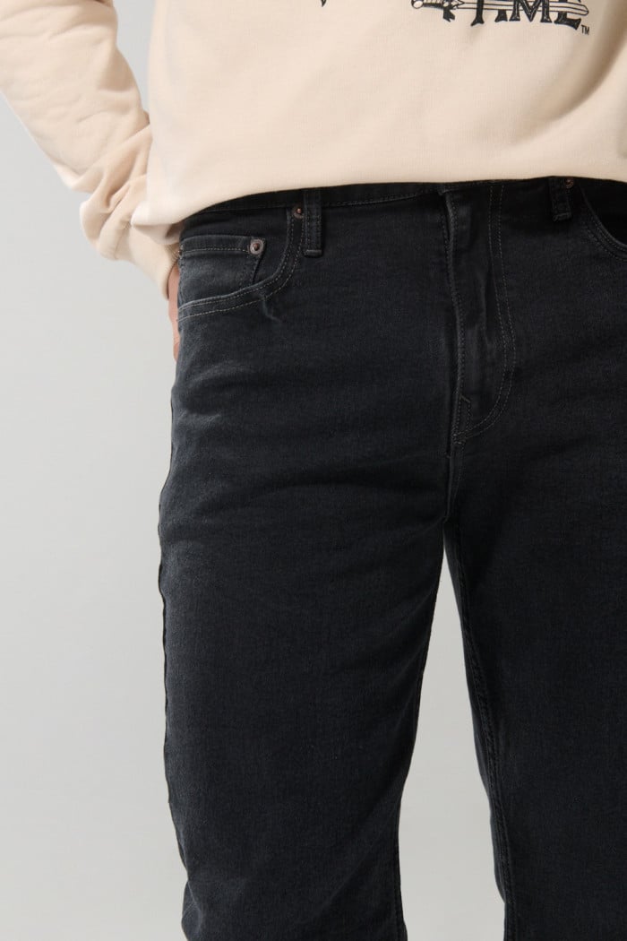Jean bota recta straight leg gris intenso con tiro bajo