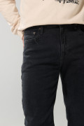Jean bota recta straight leg gris intenso con tiro bajo