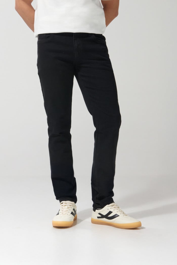 Jean negro skinny tiro bajo con ajuste ceñido y bolsillos
