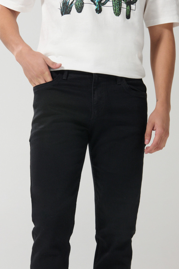 Jean negro skinny tiro bajo con ajuste ceñido y bolsillos