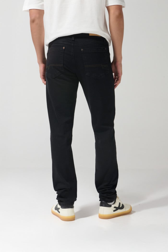Jean negro skinny tiro bajo con ajuste ceñido y bolsillos