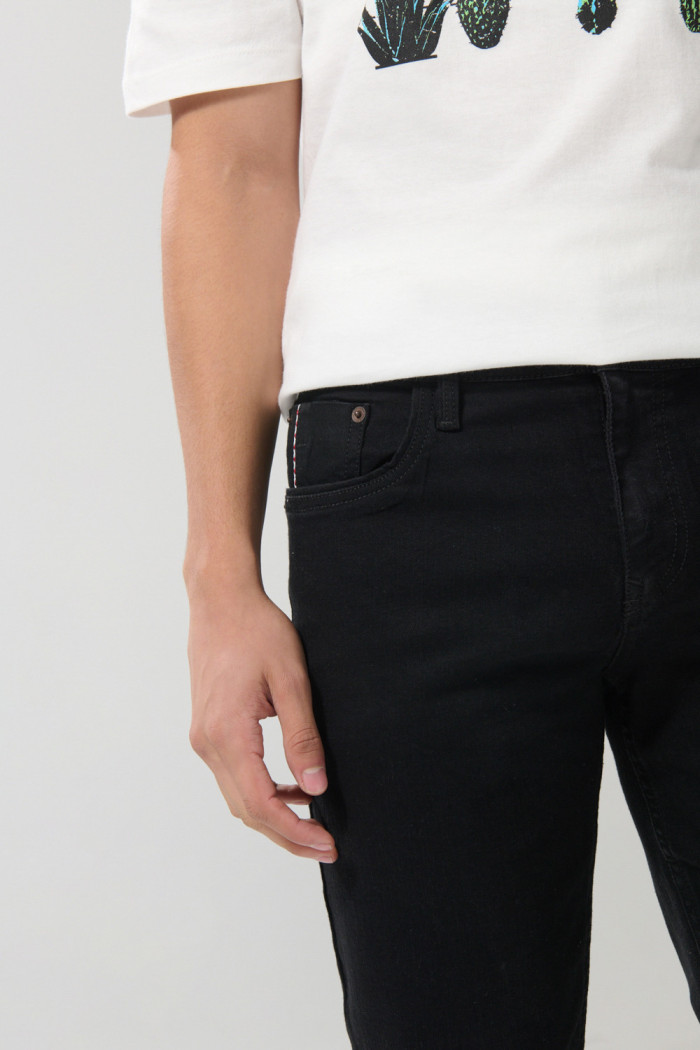 Jean negro skinny tiro bajo con ajuste ceñido y bolsillos
