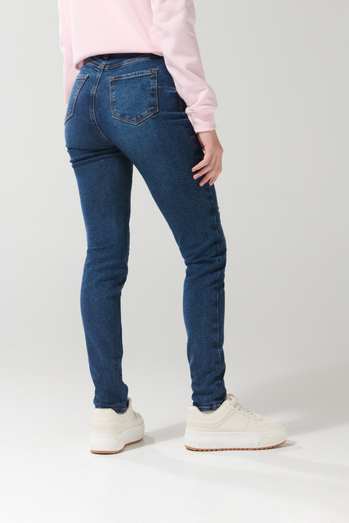 Jean jegging con tiro súper alto azul oscuro y rotos