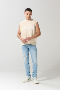 Jean azul claro tipo skinny tiro bajo con desgastes sutiles