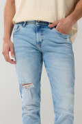 Jean azul claro tipo skinny tiro bajo con desgastes sutiles