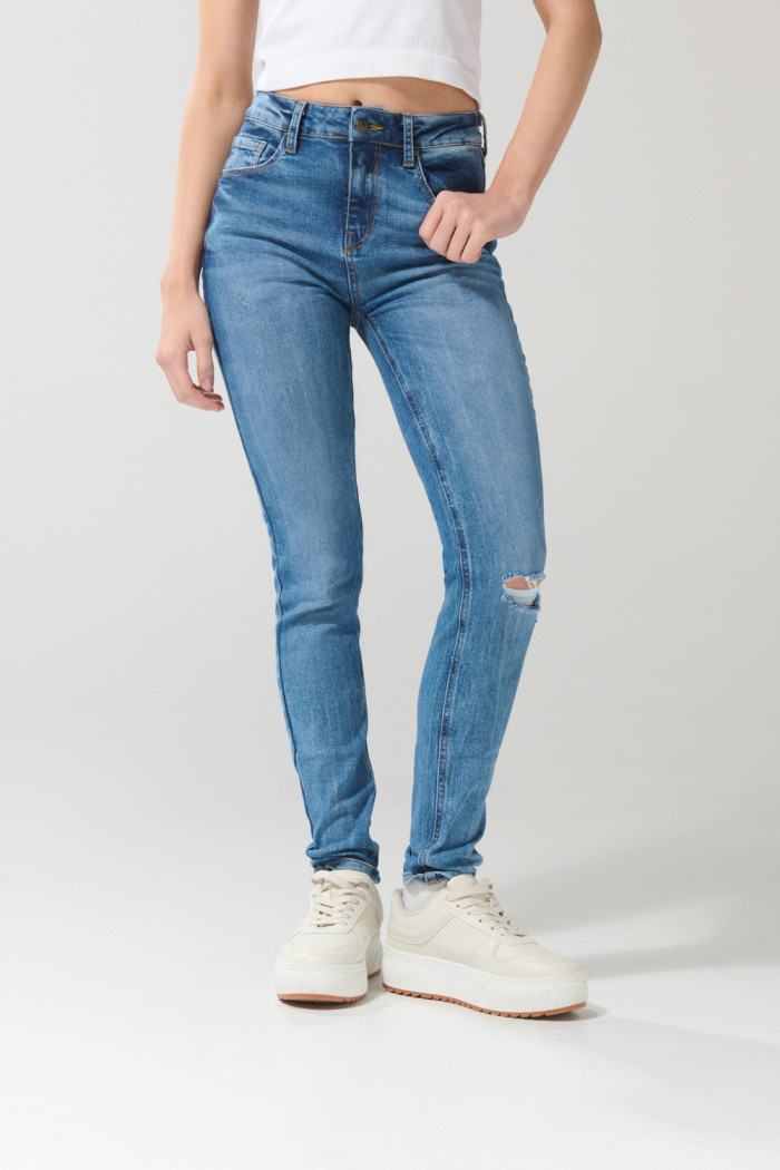 Jean azul claro jegging tiro alto con roto en rodilla