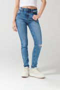 Jean azul claro jegging tiro alto con roto en rodilla