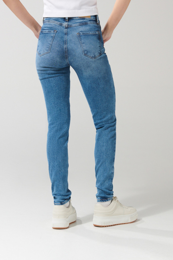 Jean azul claro jegging tiro alto con roto en rodilla