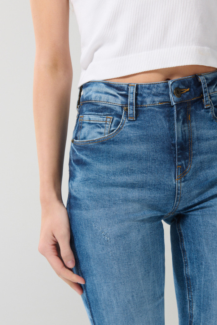 Jean azul claro jegging tiro alto con roto en rodilla