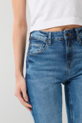 Jean azul claro jegging tiro alto con roto en rodilla