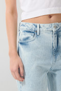 Jean tiro alto 90´S azul claro con bota recta y bolsillos