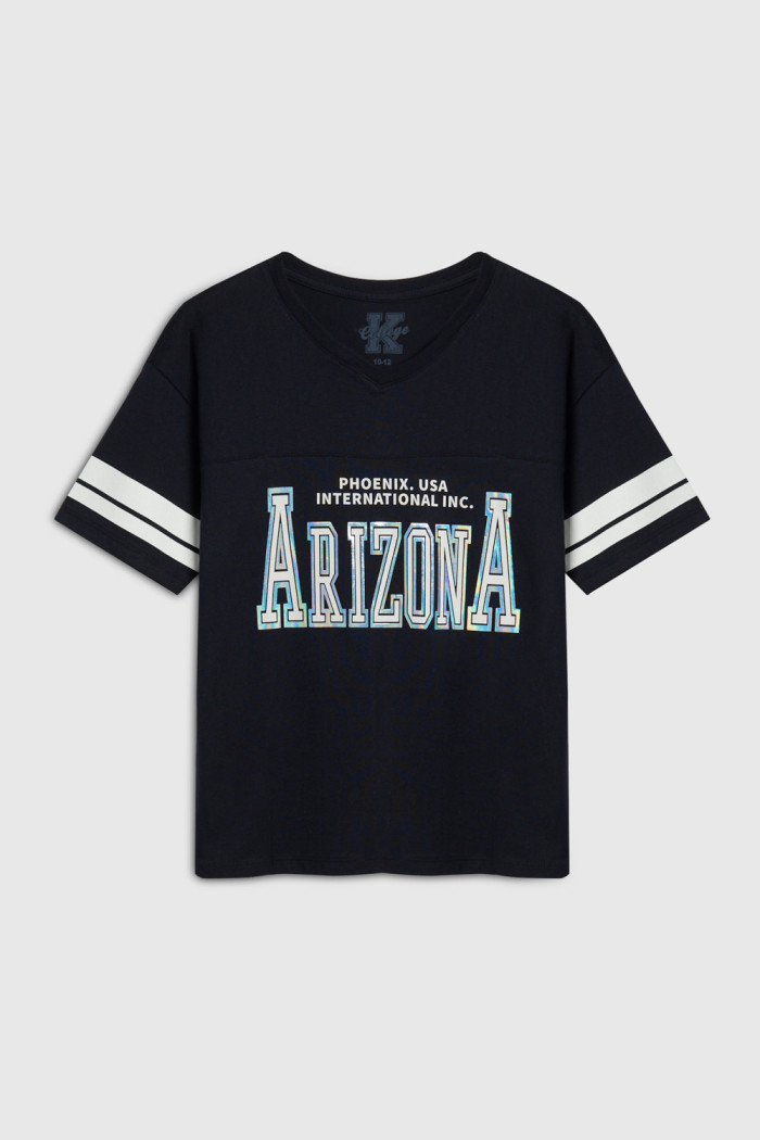 Camiseta college azul intensa oversize con cuello V