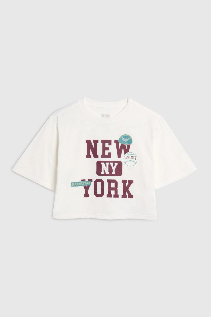 Camiseta crop top college crema con manga corta