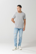Jean azul claro skinny con desgastes localizados y tiro bajo