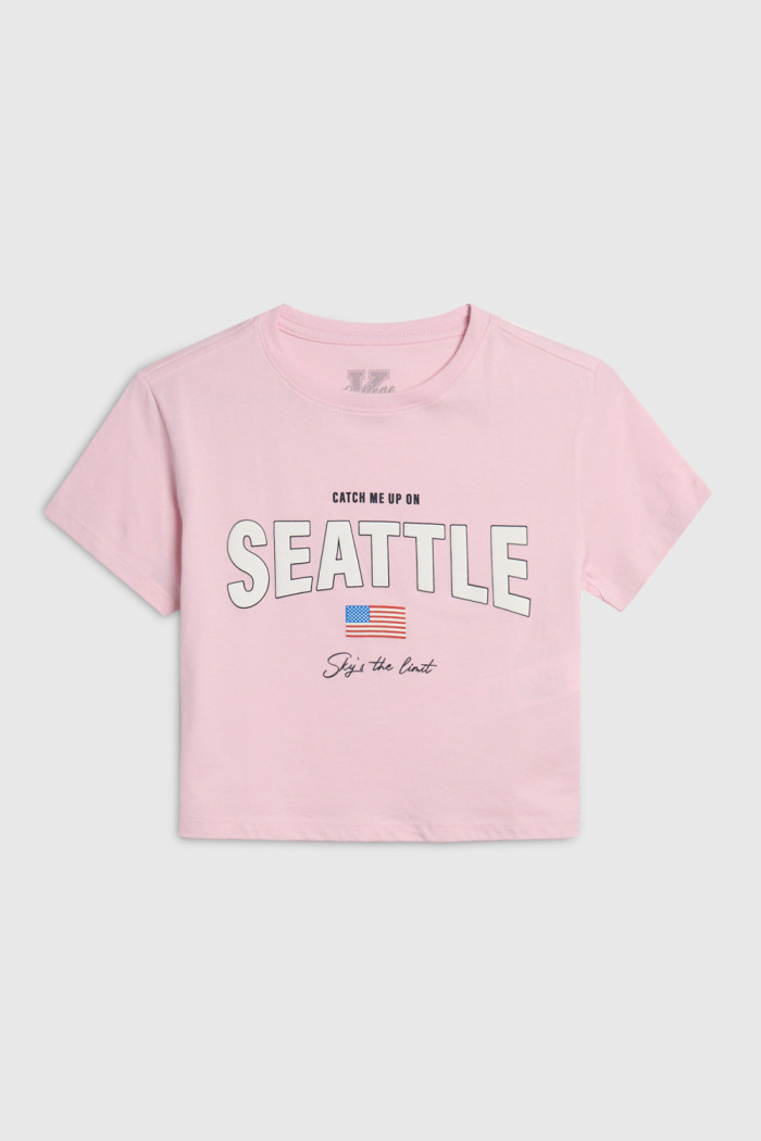 Camiseta crop top rosada con diseño college en frente