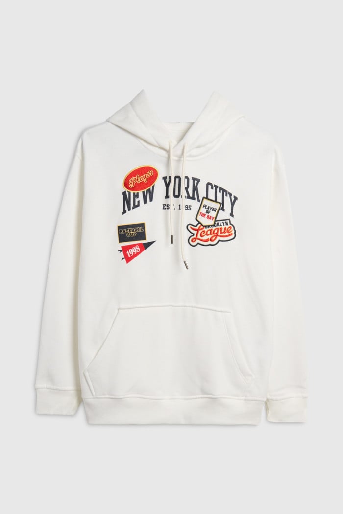 Buzo con capota cerrado para niñas fit hombro rodado en color crema y estampado en frente estilo college.