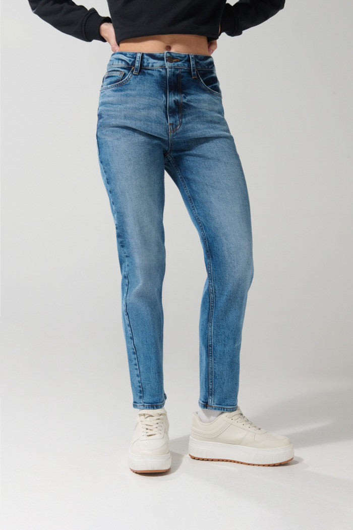 Jean mom azul claro con ligeros desgastes y tiro súper alto