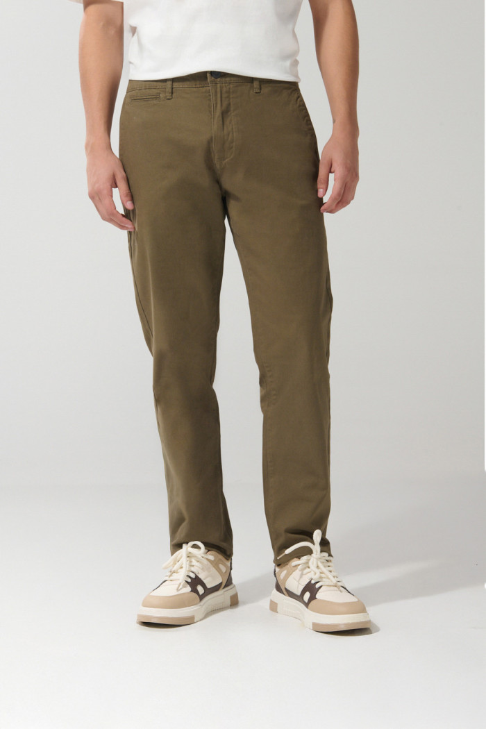 Pantalón en dril unicolor slim con tiro medio