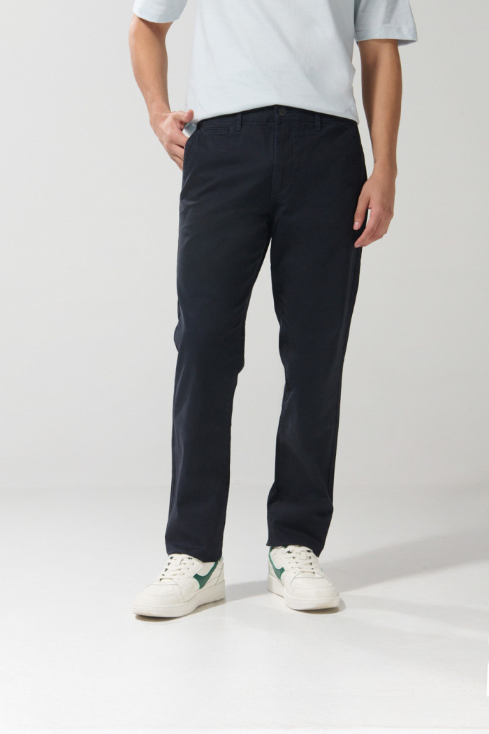 Pantalón en dril unicolor slim con tiro medio