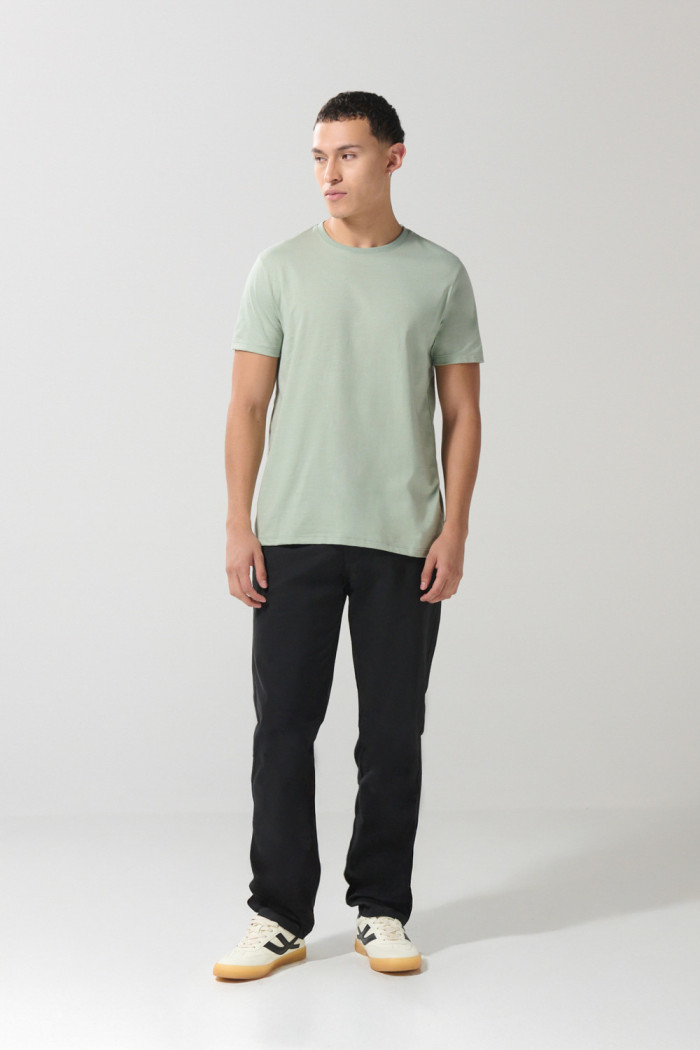 Pantalón en dril unicolor slim con tiro medio