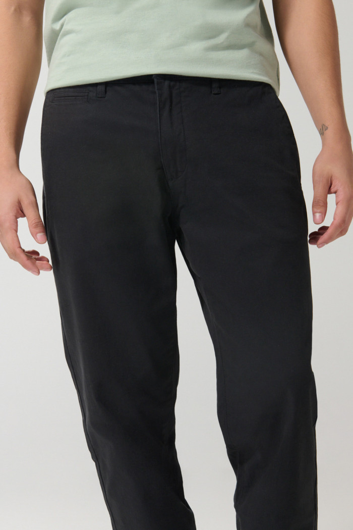 Pantalón en dril unicolor slim con tiro medio