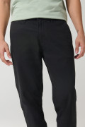 Pantalón en dril unicolor slim con tiro medio