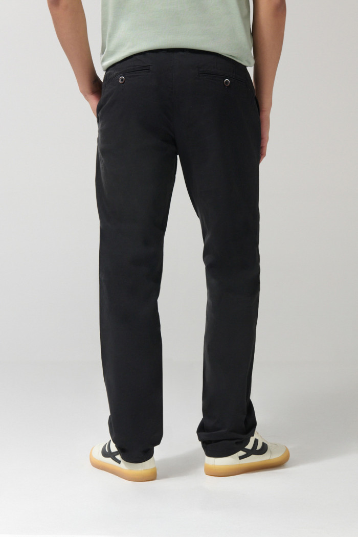 Pantalón en dril unicolor slim con tiro medio