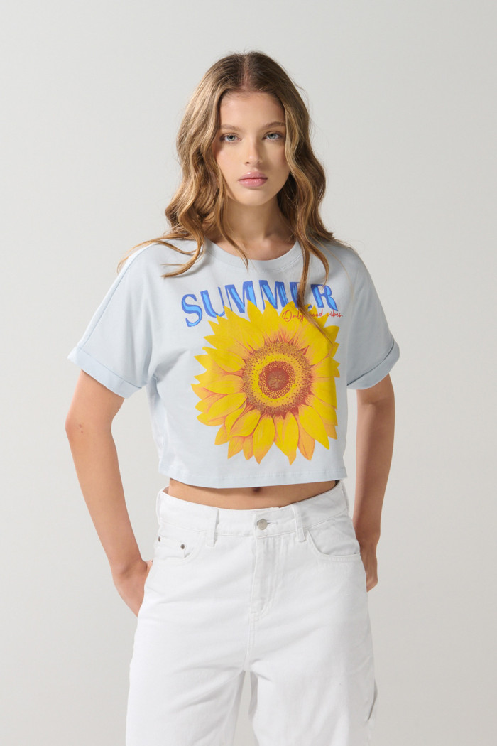Camiseta oversize unicolor crop top con diseño en frente