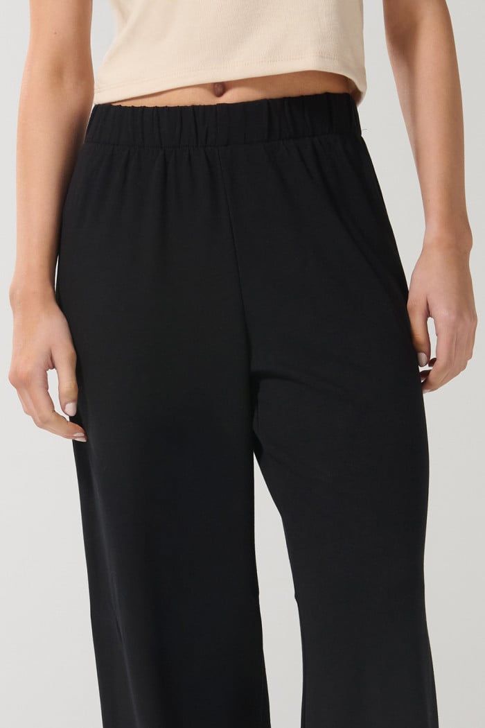 Pantalón palazzo negro tiro alto bota recta con abertura