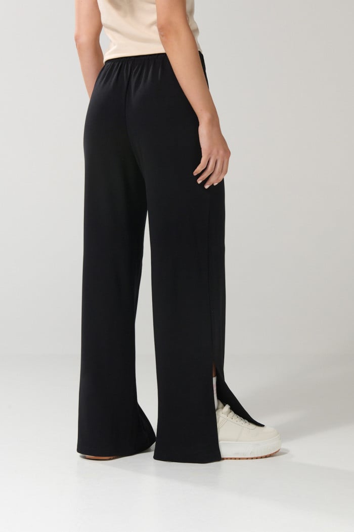Pantalón palazzo negro tiro alto bota recta con abertura