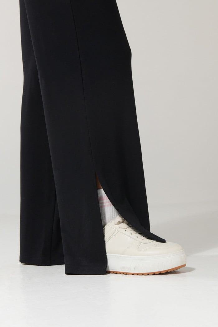 Pantalón palazzo negro tiro alto bota recta con abertura
