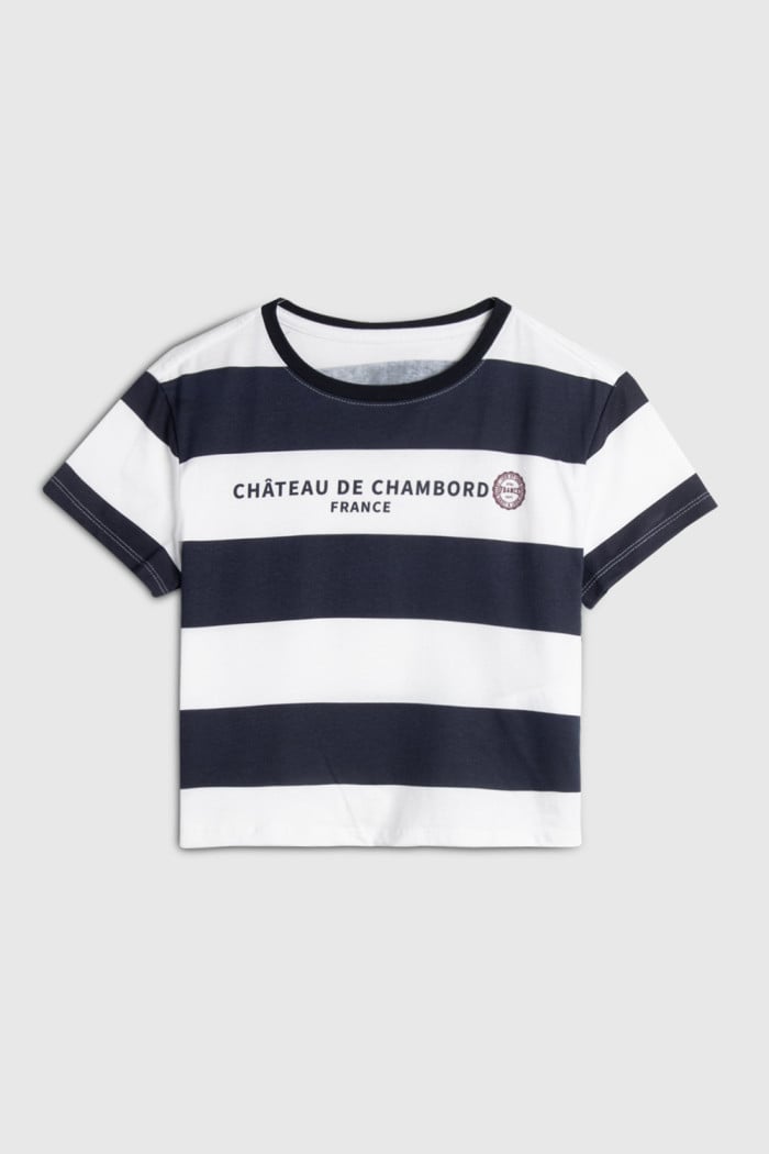 Camiseta crop top para niña estampado en frente estilo college, fit holgado cuello redondo manga corta.