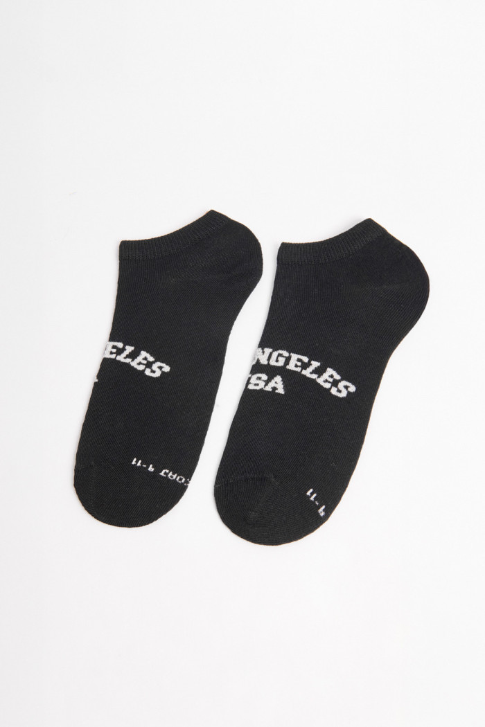 Medias tobilleras negras con texto college en frente