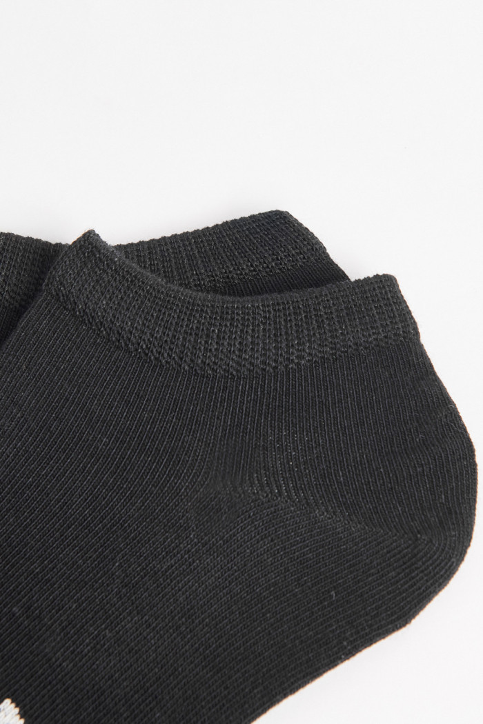 Medias tobilleras negras con texto college en frente