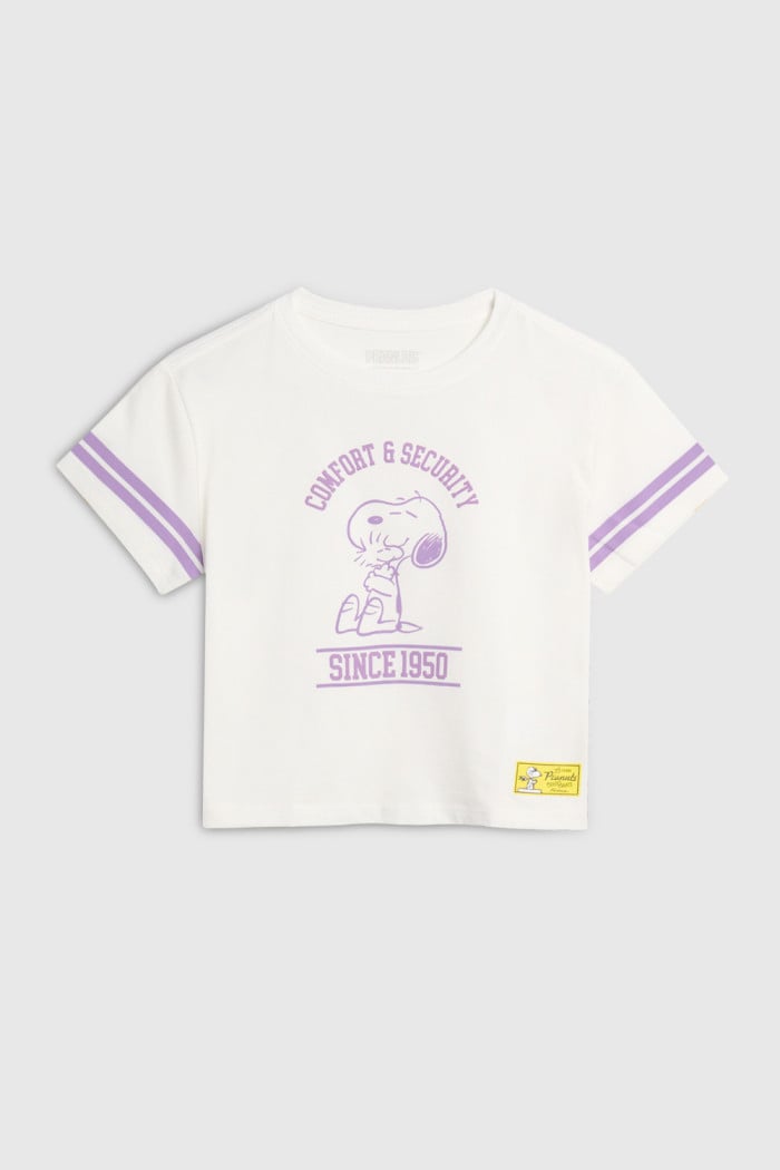 Camiseta para niña manga corta unicolor, crop top cuello redondo, estampado en frente y mangas de Snoopy.